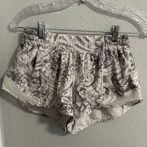 Lululemon low rise hotty hot short II mini twine white multi size 6 regular